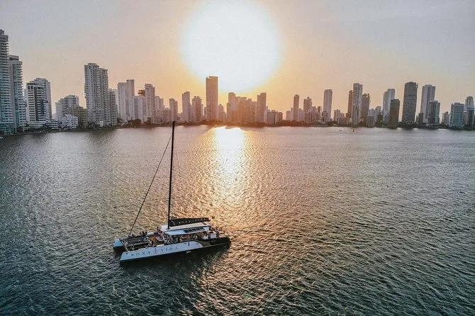 Sonnenuntergangs-Katamaran in der Bucht von Cartagena