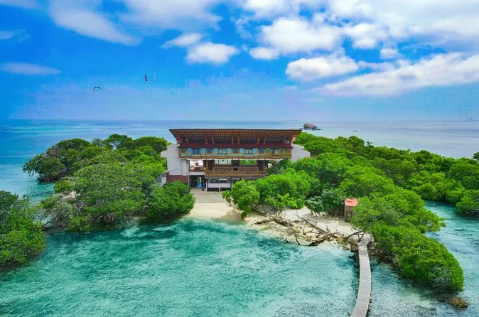 Luftaufnahme von Pao Pao, einer kleinen, von Mangroven gesäumten Insel mit einem weißen Gebäude und türkisfarbenem Flachwasser